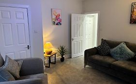3 Bedroom Home, With 4 Beds, Parking, Walk To Station & Town Centre Families And Business Visitors Welcome